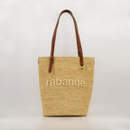 Image d'un sac tote en raffia beige de Rabanne pour femmes - Saison Printemps-Été 2025 - Vue de face