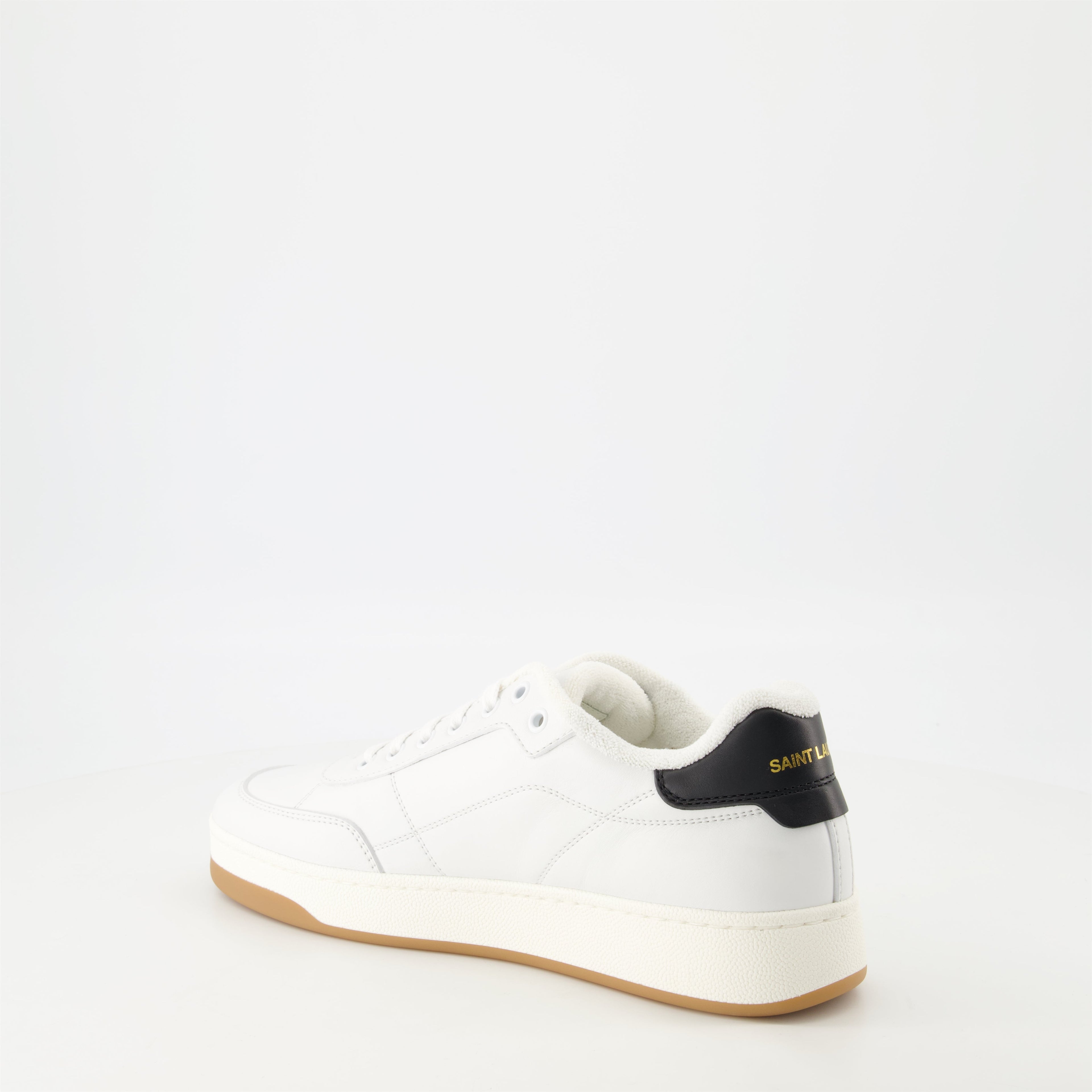 Image de baskets SL/61 en cuir blanc de Saint Laurent pour hommes - Saison Printemps-Été 2025 - Vue arrière droite en trois quarts