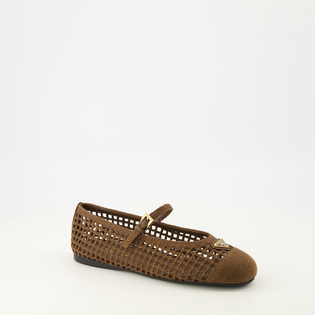 プラダの女性用ブラウンフットウェアの画像 - 2026年春夏シーズン - 前右三四分の一ビュー