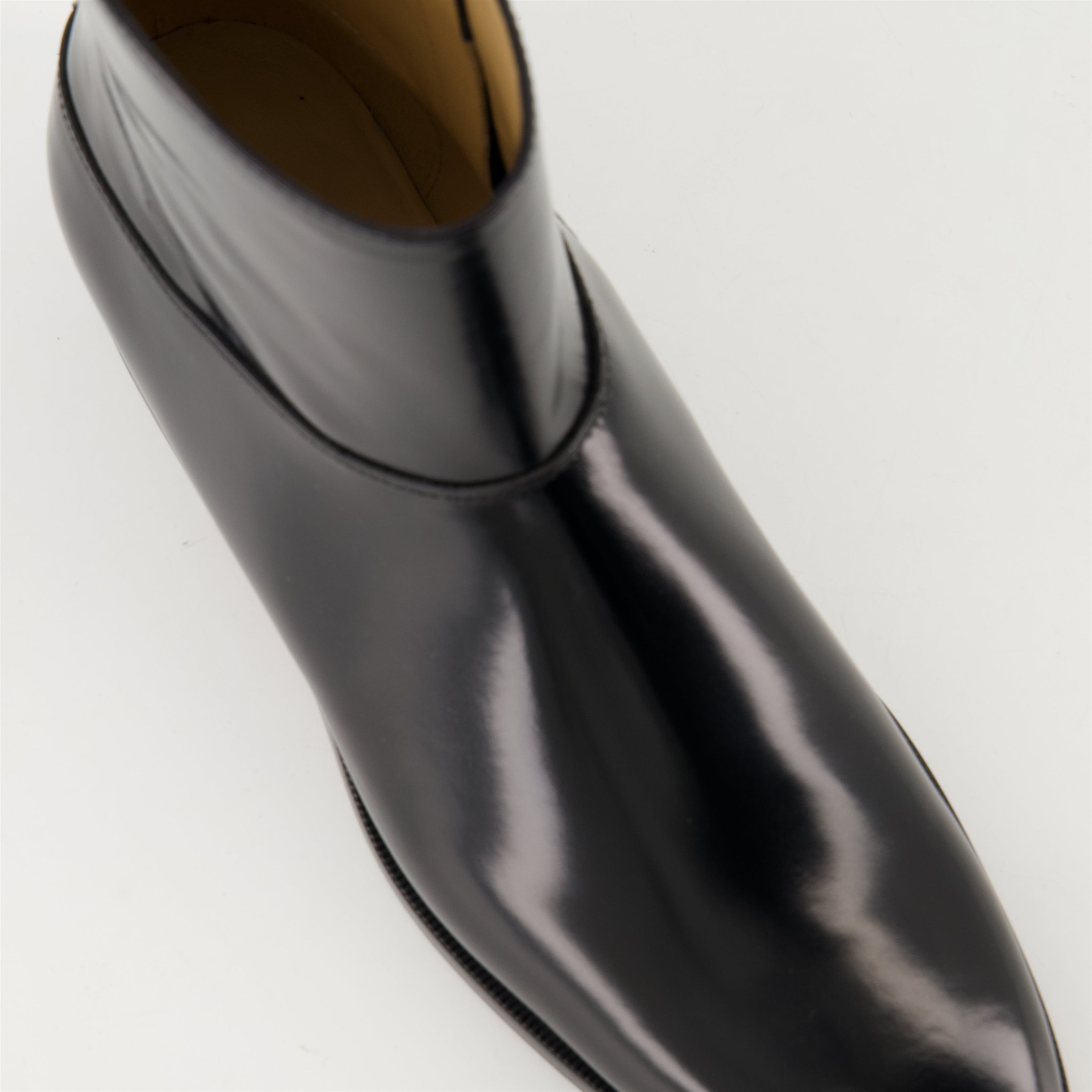 黒いレザーのパットアンクルブーツの画像、バレンティノ・ガラヴァーニによるメンズ - シーズン春夏2025 - 上面の詳細ビュー