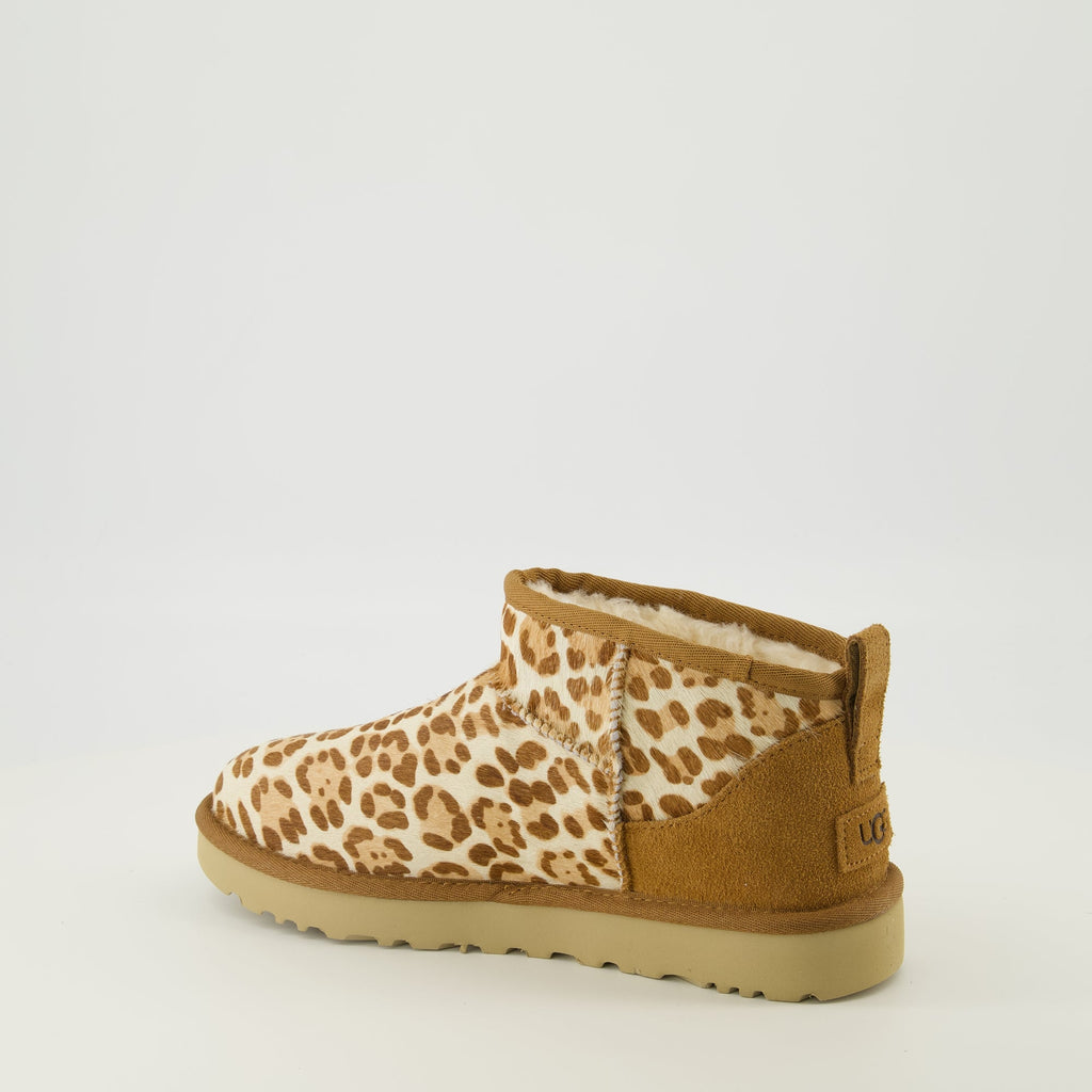 Image des Bottines Classic Ultra Mini II Léopard par Ugg pour femmes - Saison Printemps-Été 2026 - Vue trois-quarts arrière droite