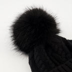 Immagine di un berretto in cashmere con pompon nero di Moncler per donne - Stagione Autunno-Inverno 2025 - Dettaglio Vista 2