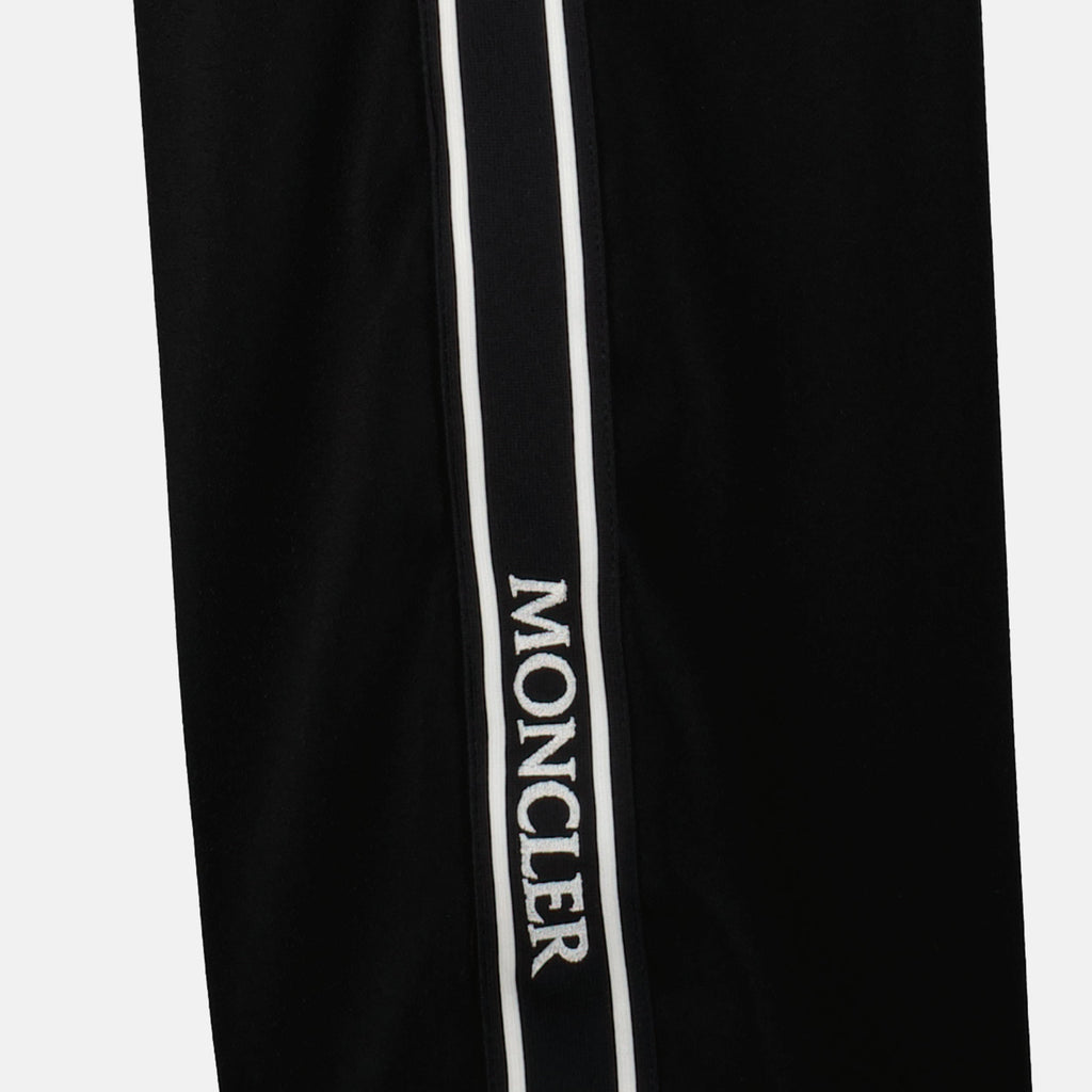 Image de pantalons de survêtement en satin noir par Moncler pour femmes - Saison Automne-Hiver 2024 - Détail Vue 5