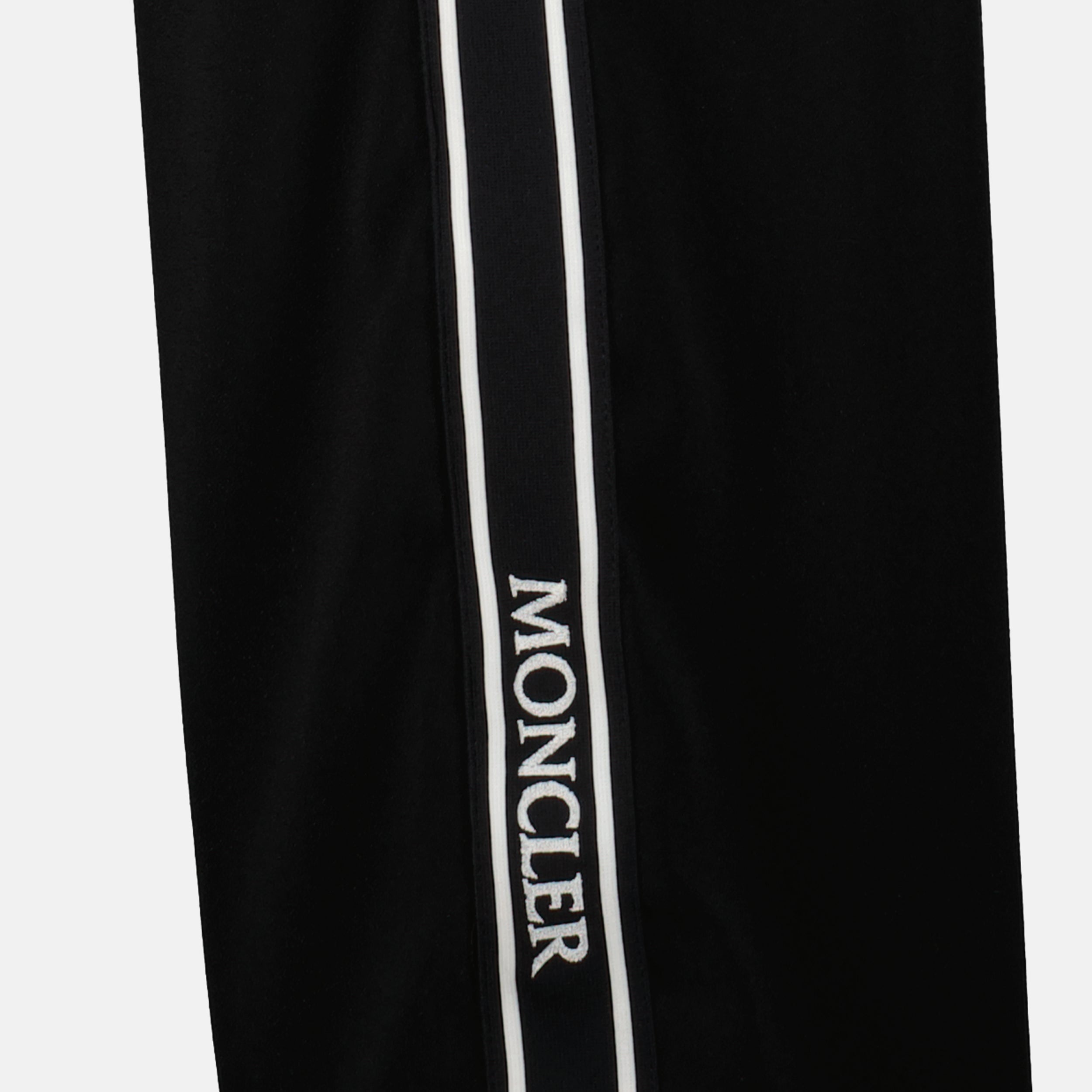 Image de pantalons de survêtement en satin noir par Moncler pour femmes - Saison Automne-Hiver 2024 - Détail Vue 5