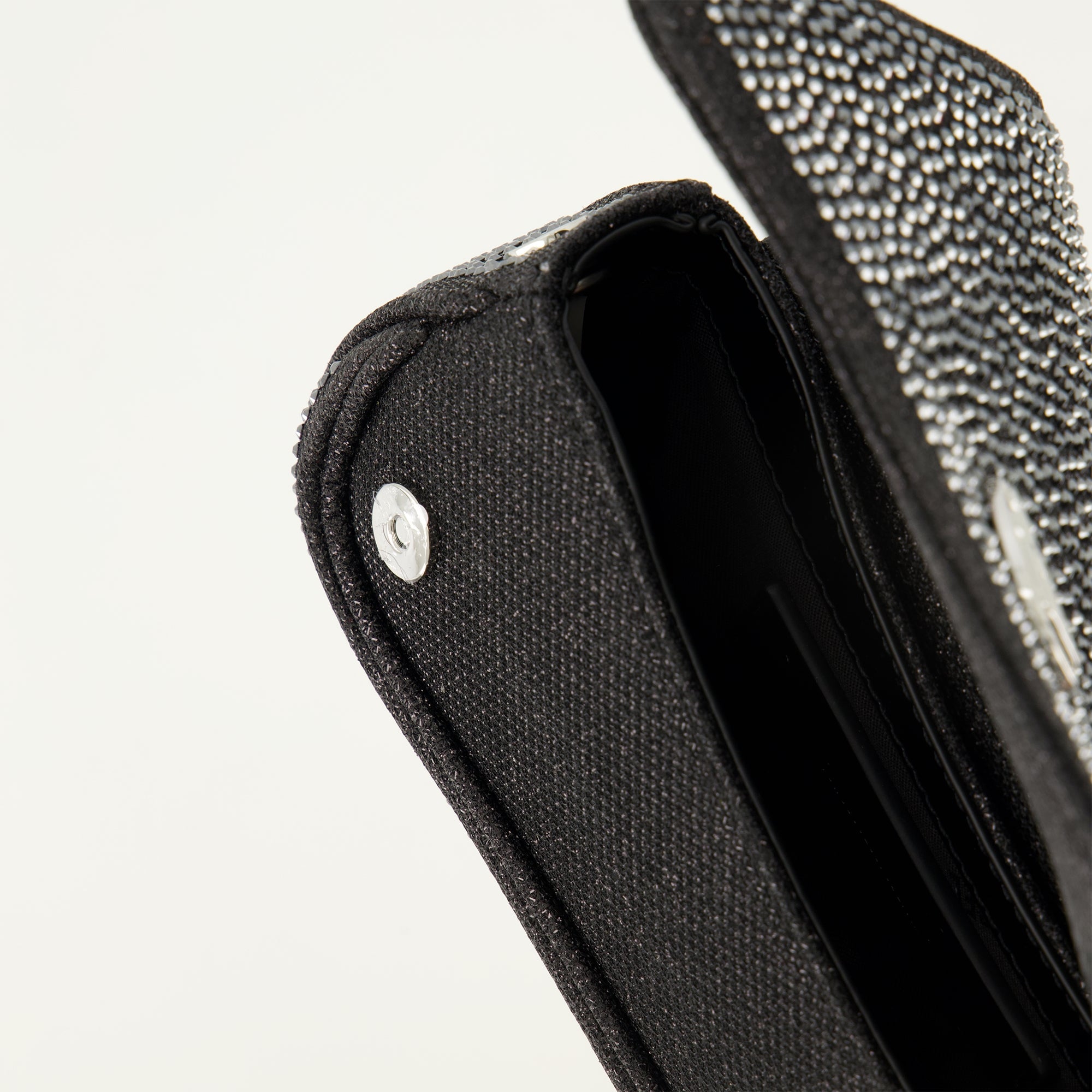 여성을 위한 디젤의 사크 플레이 프티 아 스트라스 노아르 이미지 - 2026년 봄-여름 시즌 - 세부 사항 보기 2