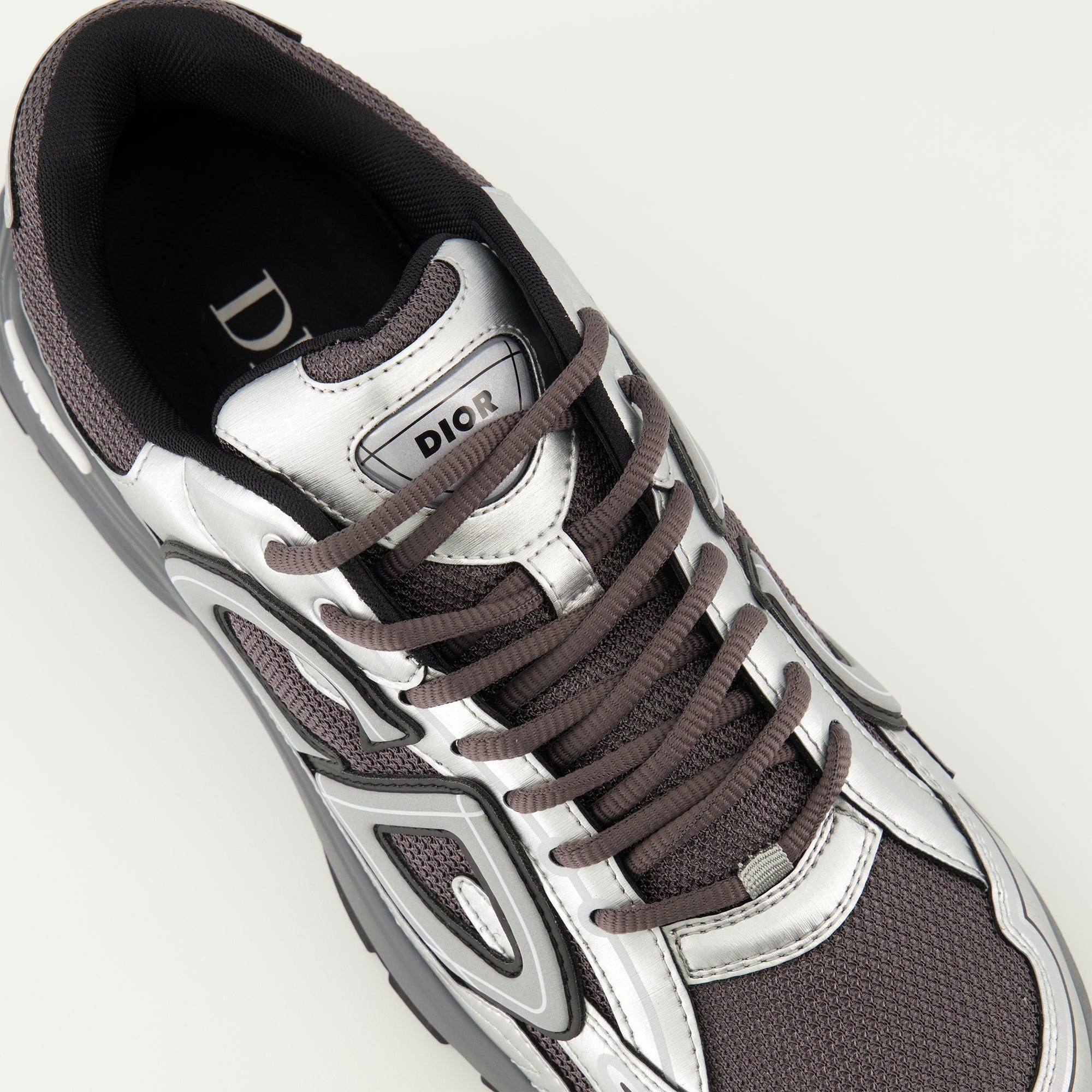 Immagine delle sneakers grigie e nere B30 di Dior per uomini - Stagione Autunno-Inverno 2025 - Vista dettagliata dall'alto
