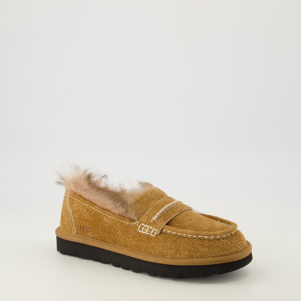 Imagem dos Mocassins Ellis da Ugg para Mulheres - Temporada Primavera-Verão 2026 - Vista Frontal Direita em Três Quartos