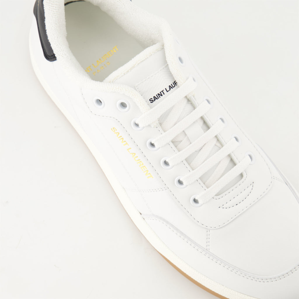 Image de baskets SL/61 en cuir blanc de Saint Laurent pour hommes - Saison Printemps-Été 2025 - Vue de détail supérieure