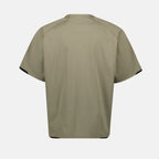 Imagem de uma t-shirt verde de gola redonda da Sacai para homens - Temporada Primavera-Verão 2025 - Vista de Detalhe 2