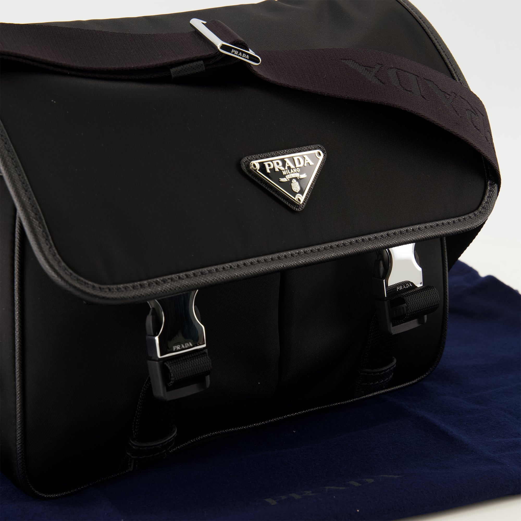 프라다의 남성을 위한 리나이론 및 가죽 가방 이미지 - 2026년 봄-여름 시즌 - 세부사항 보기 1