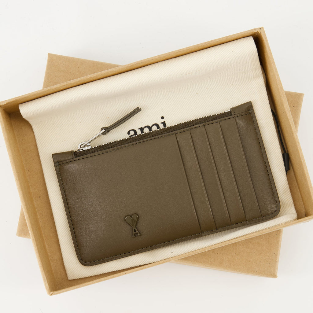 Imagen del tarjetero con cremallera marrón de Ami PARIS para unisex - Temporada Otoño-Invierno 2025 - Vista detalle 1