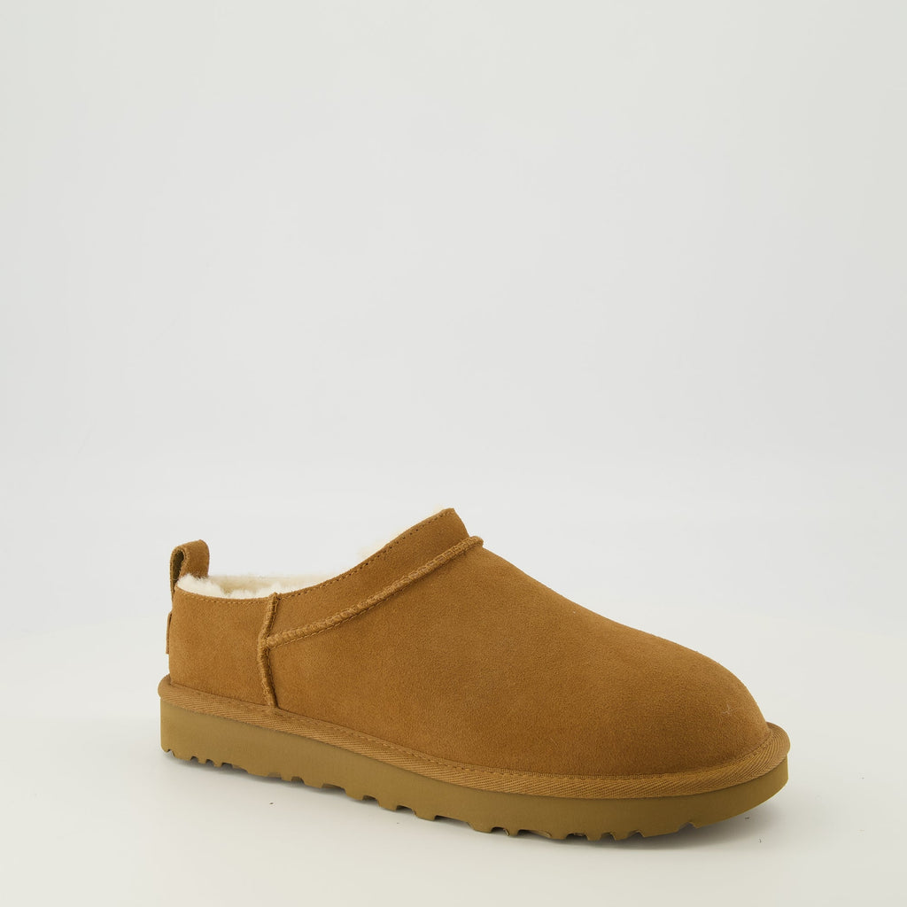 Imagen de Botines Clásicos Micro Marrones de Ugg para Mujeres - Temporada Primavera-Verano 2026 - Vista Tres Cuartos Frontales Derecha