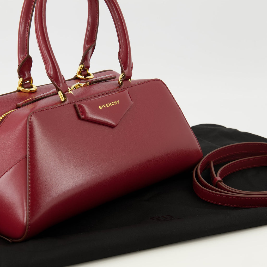 Imagen de Antigona East-West Small Bordeaux de Givenchy para mujeres - Temporada Primavera-Verano 2026 - Detalle 1