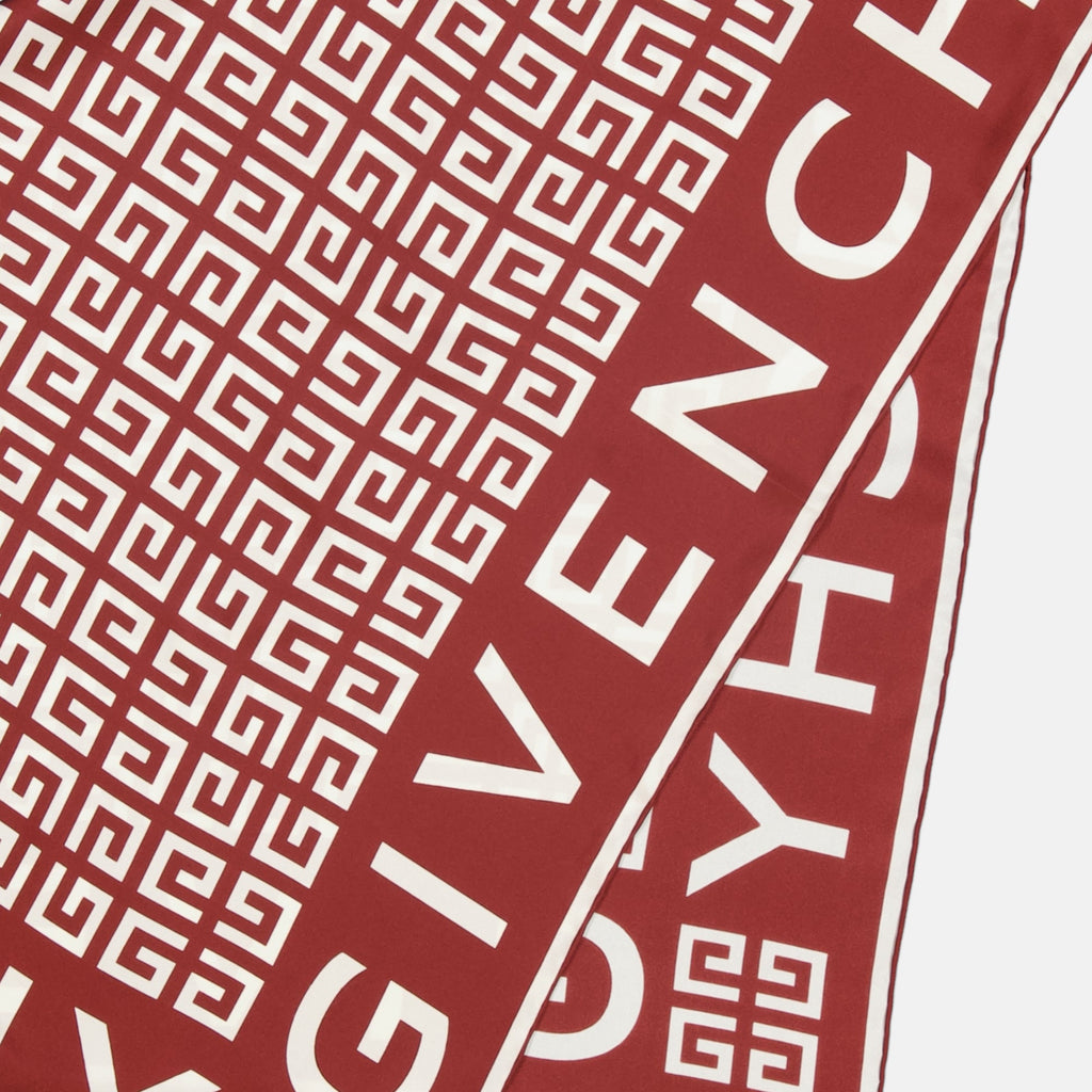 Imagen de una bufanda cuadrada de seda roja de Givenchy para mujeres - Temporada Primavera-Verano 2025 - Vista de detalle 2