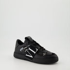 Bild von VLTN schwarzen Sneakers von Valentino Garavani für Herren - Saison Herbst-Winter 2025 - Vorderansicht rechts schräg