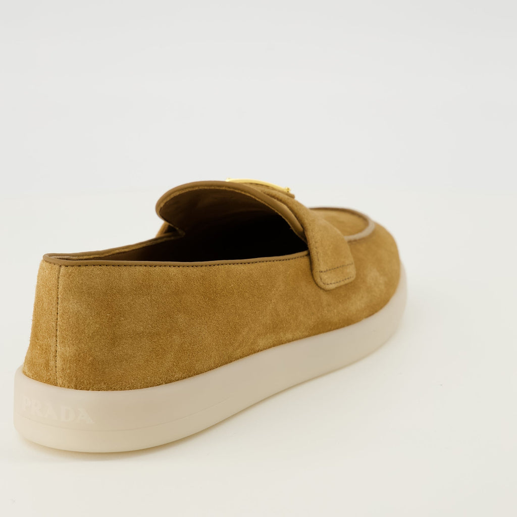 プラダの女性用スエードレザーのモカシンの画像 - シーズン春夏2026 - 後ろからのビュー