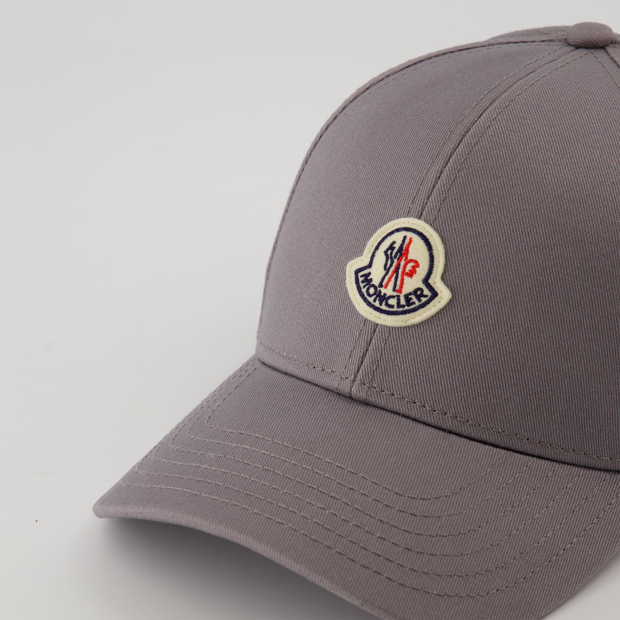 Image of Moncler Logo Grey Cap by Moncler for Men - Season Autumn-Winter 2025 - Detail View 2