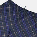 Immagine dei costumi da bagno a quadri blu di Burberry per uomini - Stagione primavera-estate 2025 - Dettaglio vista 1
