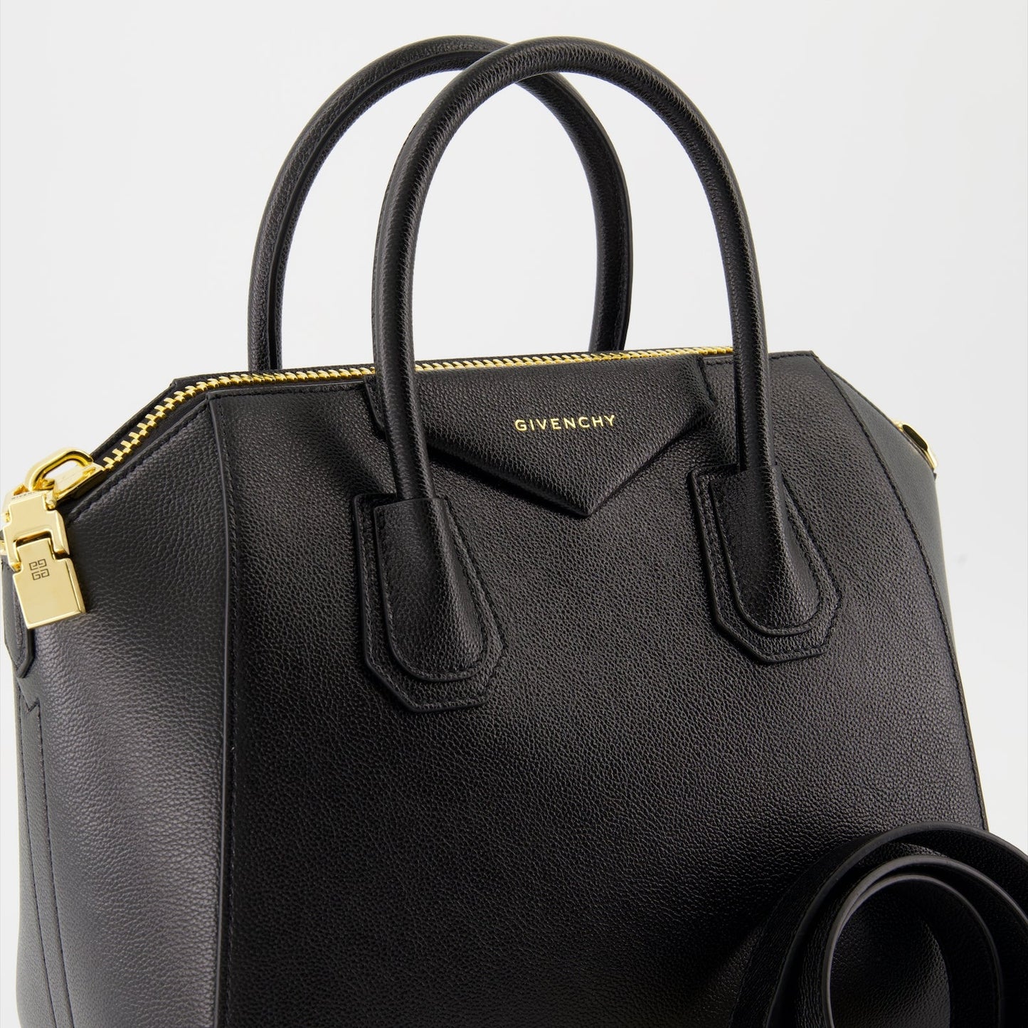 Petit sac Antigona, Givenchy bag, grained leather handbag, luxury accessory, black designer bag