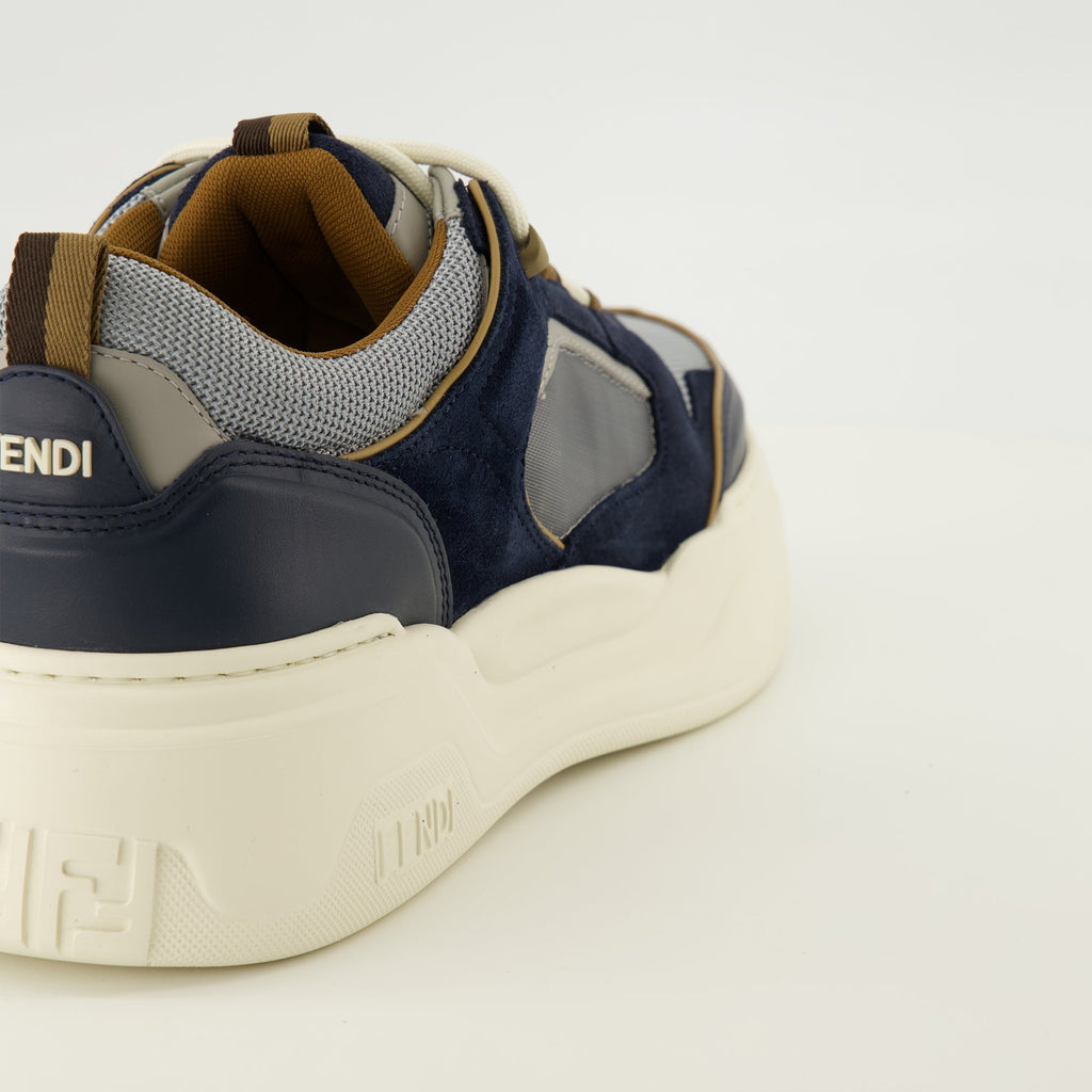 Sneakers i semsket skinn og teknisk stoff