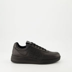 Imagen de zapatillas de cuero negro elegante de Givenchy para hombres - Temporada Otoño-Invierno 2024 - Vista lateral derecha