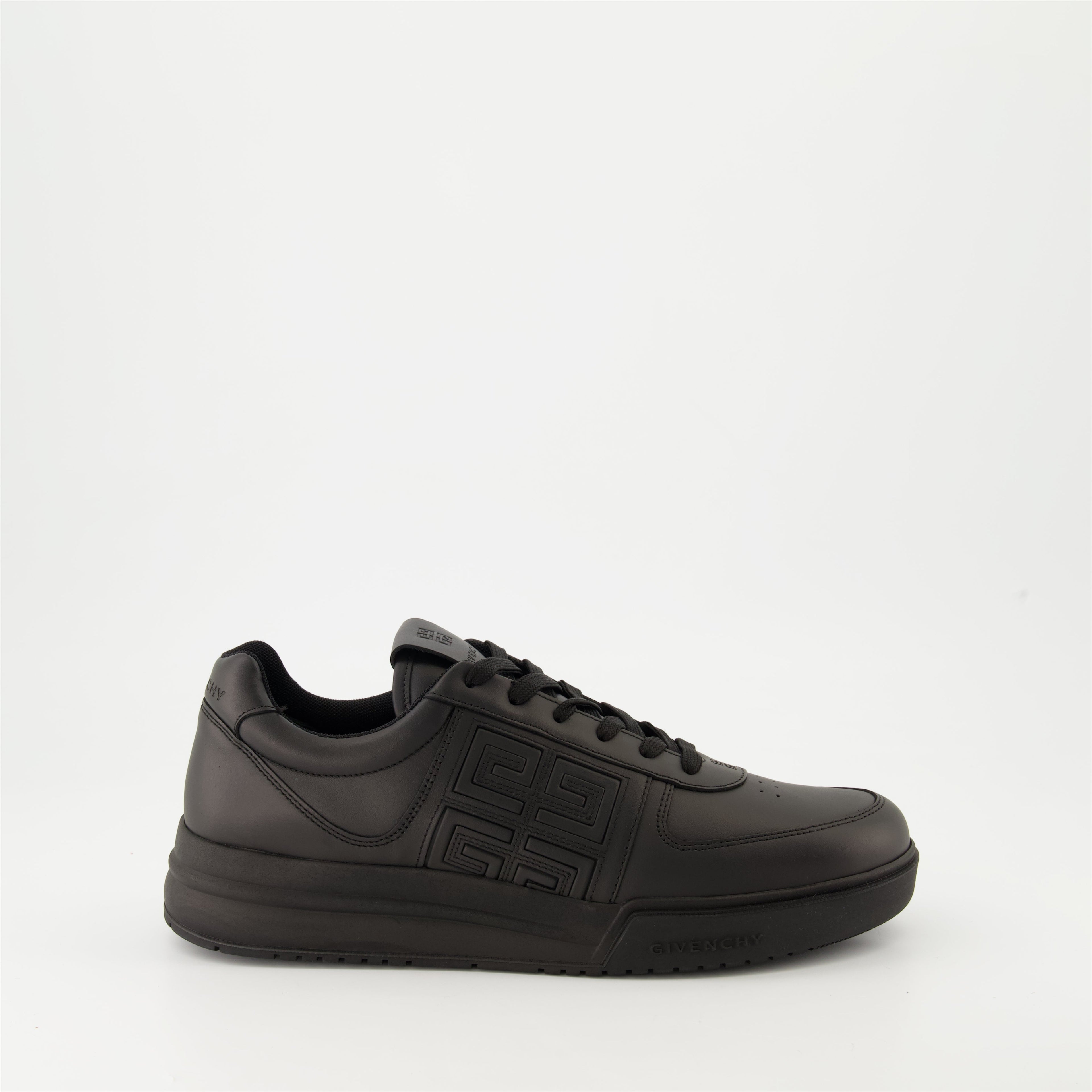 Image de baskets en cuir noir élégant de Givenchy pour hommes - Saison Automne-Hiver 2024 - Vue latérale droite