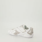 Image de baskets en cuir blanc par Versace pour femmes - Saison Printemps-Été 2025 - Vue arrière droite en trois quarts
