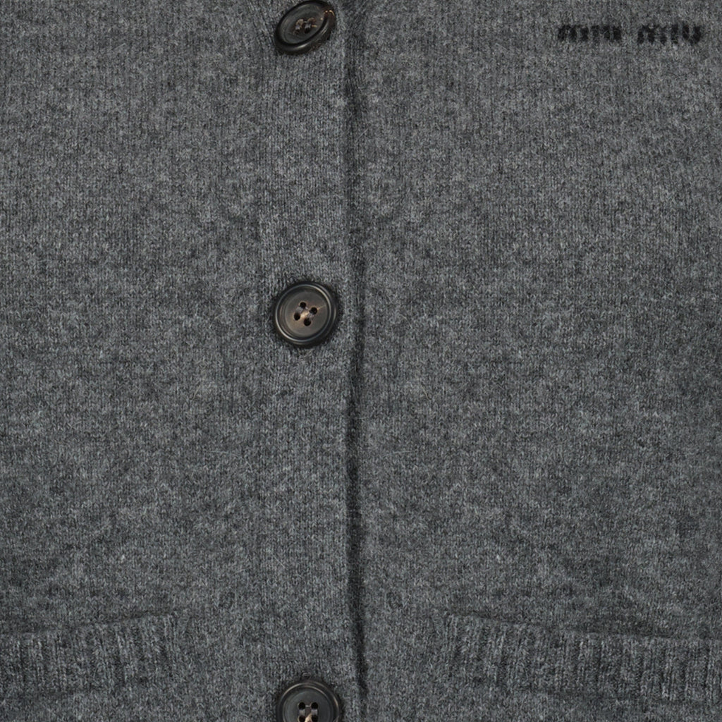 Bild eines grauen ärmellosen Wollcardigans von Miu Miu für Frauen - Saison Frühling-Sommer 2026 - Detailansicht 2