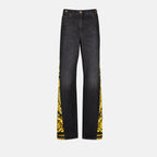 Imagen de los jeans acampanados Barocco de Versace para mujeres - Temporada Otoño-Invierno 2024 - Vista frontal