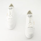 Imagen de las zapatillas blancas audaces Downtown de Prada para mujeres - Temporada Primavera-Verano 2025 - Vista superior del par