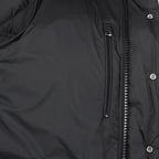 Imagen de la chaqueta puffer negra Maya 70 de Moncler para mujeres - Temporada Otoño-Invierno 2025 - Vista detalle del producto 3