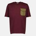 Imagen de la camiseta con bolsillo Bordeaux de Moncler para hombres - Temporada Primavera-Verano 2026 - Vista frontal