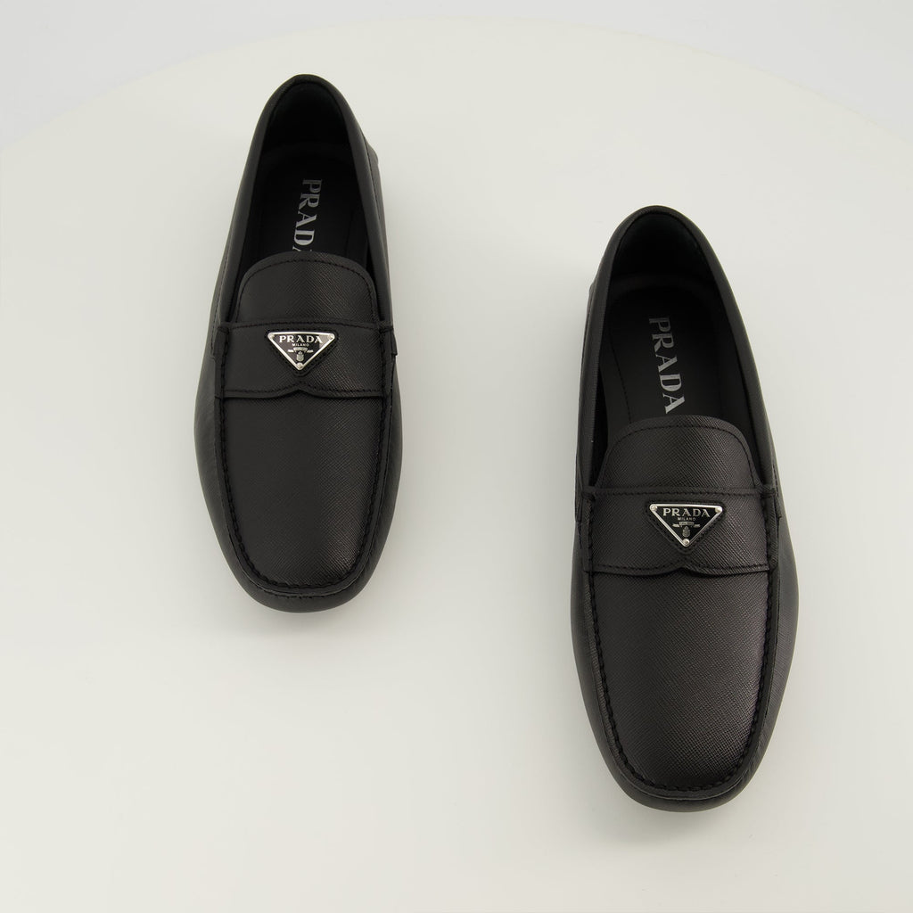 Imagem de mocassins de couro preto da Prada para homens - Temporada Primavera-Verão 2026 - Vista de cima do par
