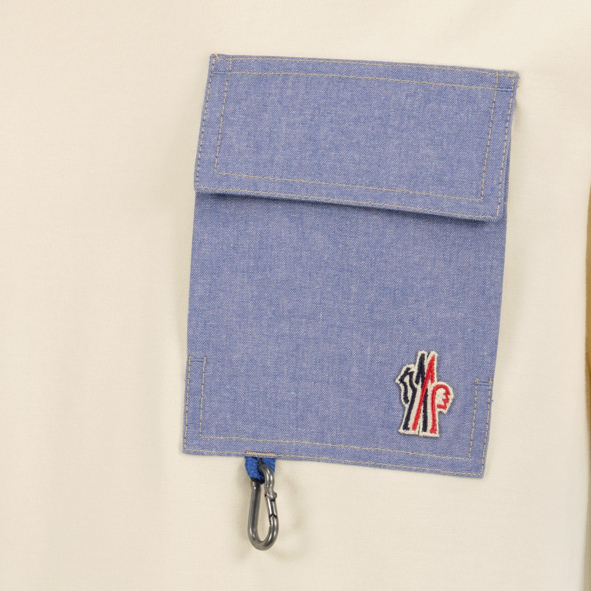 Image de T-shirt avec poche en denim blanc par Moncler Grenoble pour hommes - Saison Printemps-Été 2026 - Détail 1