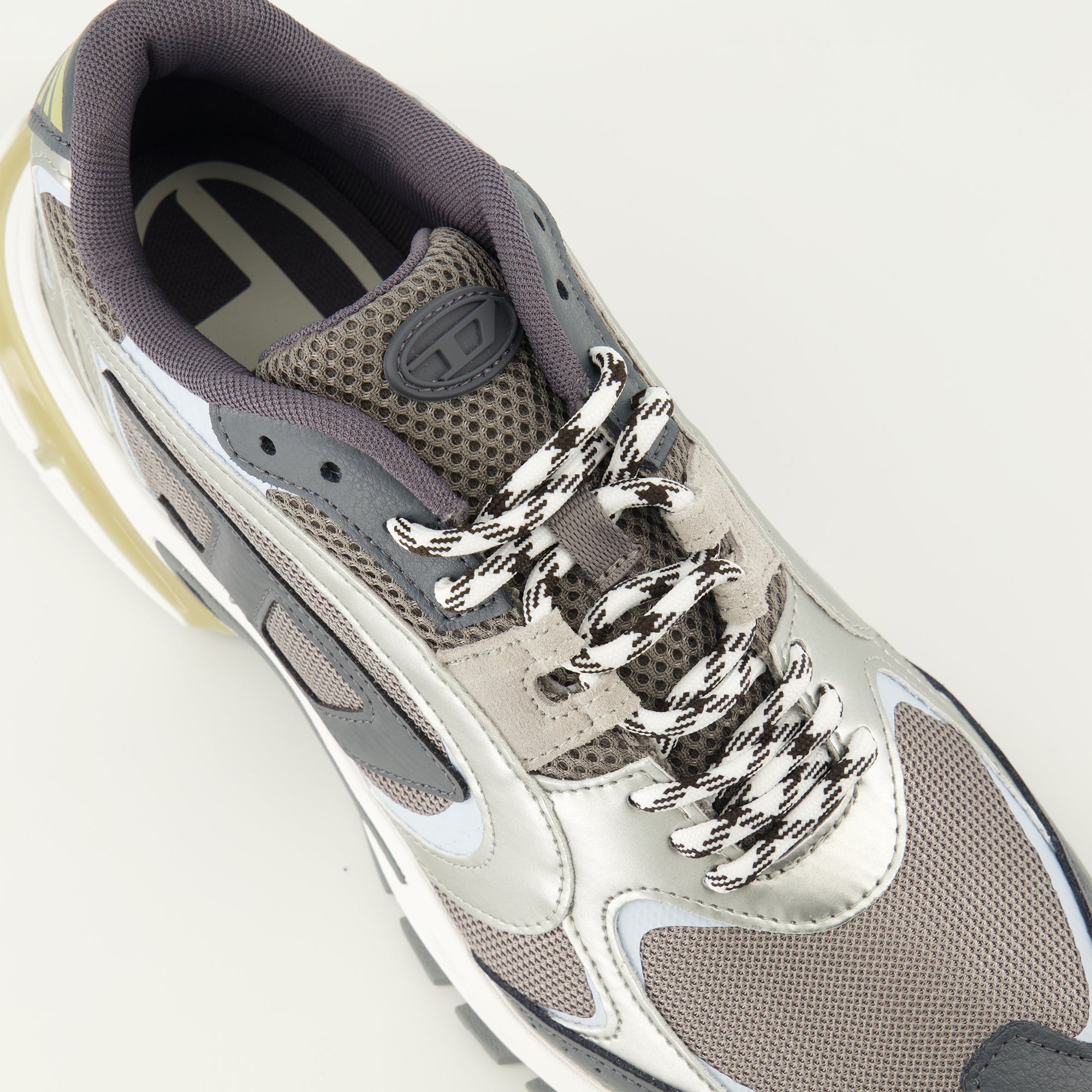 프로-V-덴스 타우프 및 실버 그레이 스니커즈