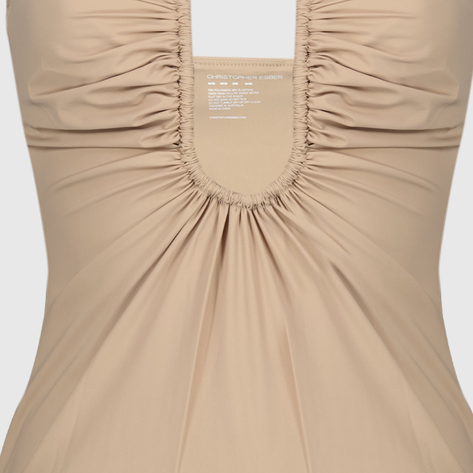 Imagem do fato de banho de uma peça franzido Arced de Christopher Esber para mulheres - Temporada Primavera-Verão 2026 - Vista Detalhe 2