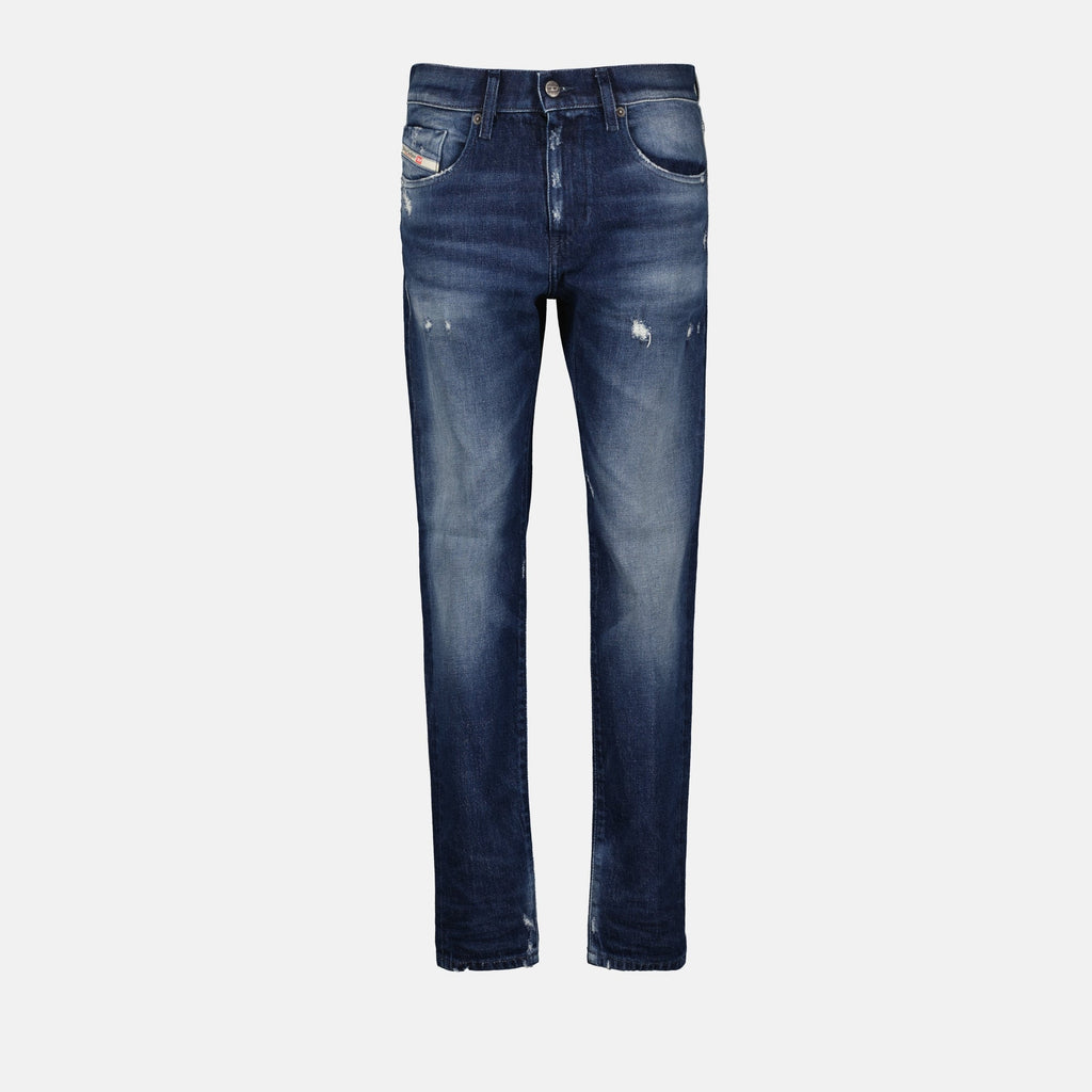Image de jeans en denim déchirés slim-fit de Diesel pour hommes - Saison Automne-Hiver 2024 - Vue de front