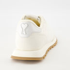 Immagine delle sneakers bianche New Rush di AMI PARIS per unisex - Stagione Primavera-Estate 2025 - Vista posteriore