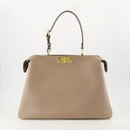 Imagen del bolso grande Peekaboo Soft de Fendi para mujeres - Temporada Primavera-Verano 2025 - Vista frontal