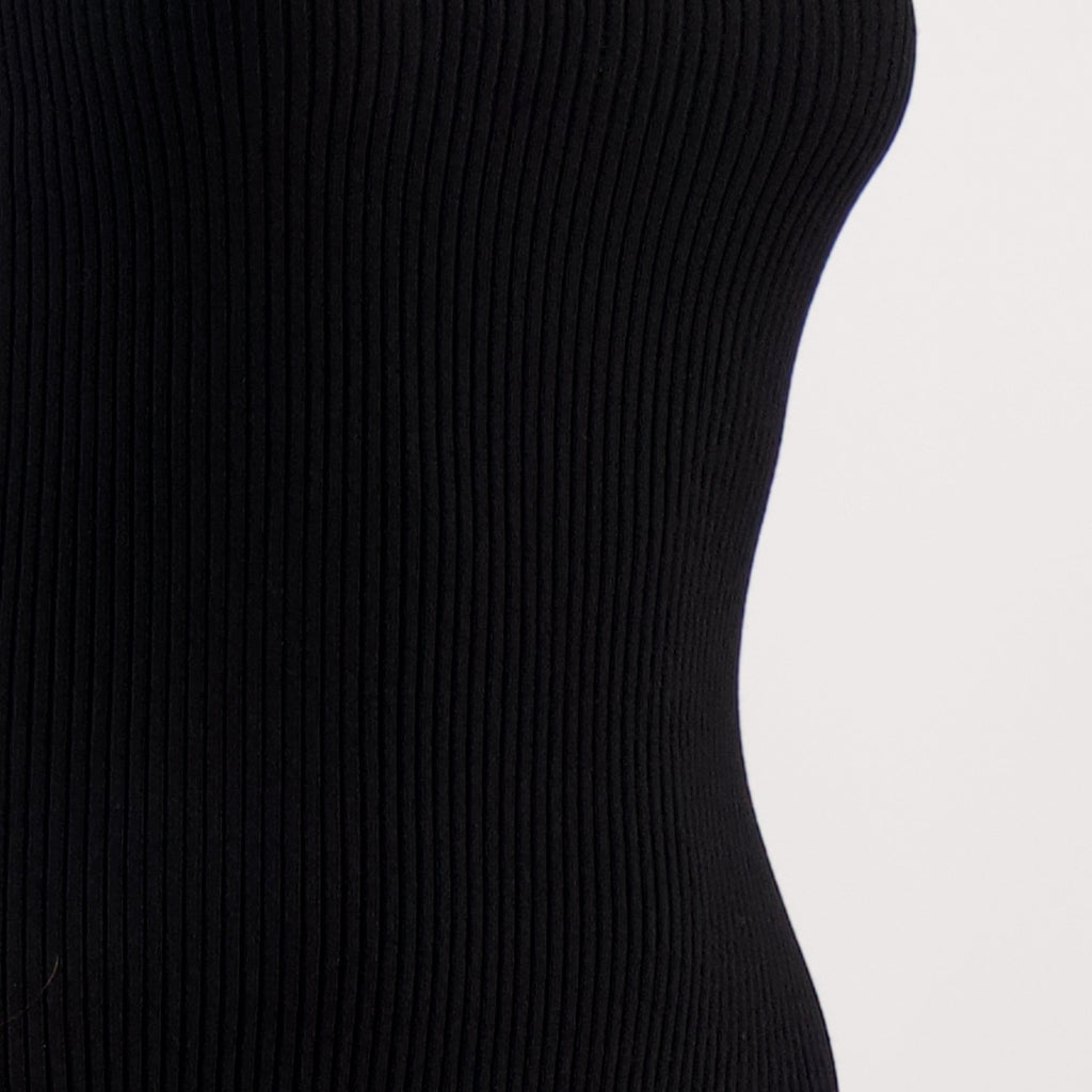 Imagem do detalhe do vestido preto canelado de Patou para Mulheres - Temporada Primavera-Verão 2026 - Detalhe 2