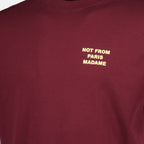 Imagen de la camiseta con eslogan de Burdeos de Drole De Monsieur para hombres - Temporada Otoño-Invierno 2025 - Vista de detalle 1