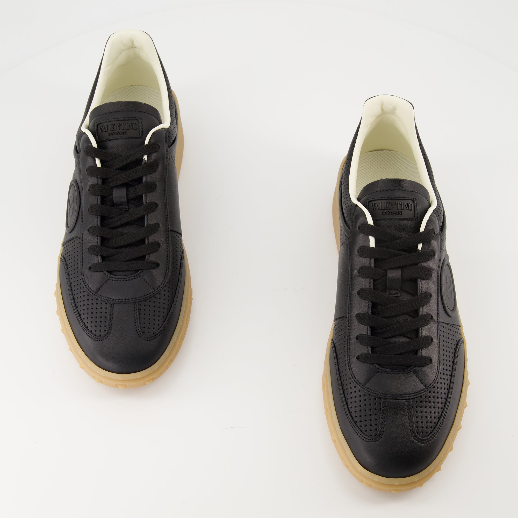 Image des baskets en cuir UpVillage de Valentino Garavani pour hommes - Saison Automne-Hiver 2025 - Vue de dessus du paire