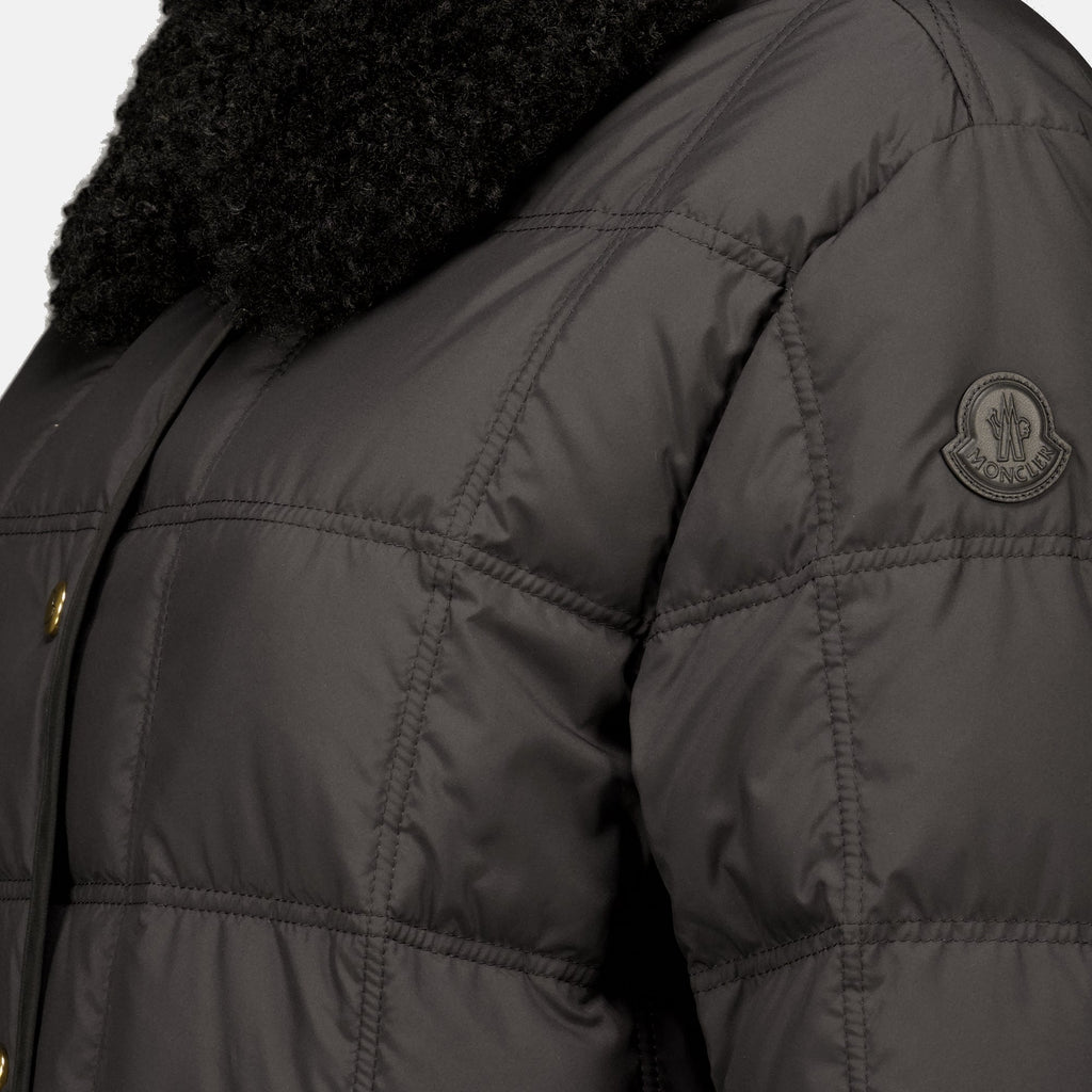 Schwarze Daunenjacke mit Gürtel