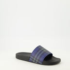 Bild von karierten navyblauen Slippern von Burberry für Herren - Saison Frühling-Sommer 2026 - Front-Rechts-Drei-Viertel-Ansicht