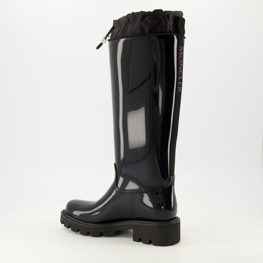 Imagem das botas de chuva pretas Kickstream da Moncler para mulheres - Temporada Primavera-Verão 2026 - Vista traseira direita em três quartos