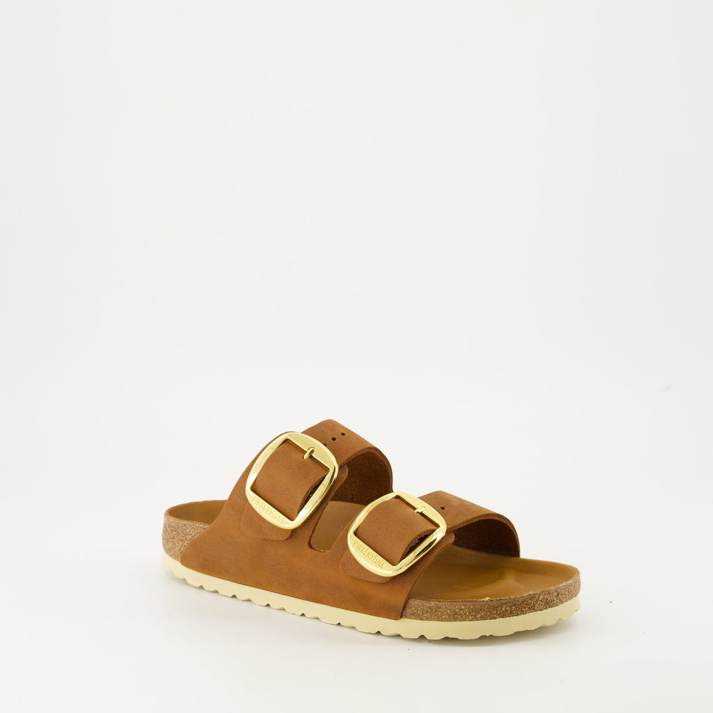 Image des sandales en cuir Arizona Big Buckle de Birkenstock pour femmes - Saison Automne-Hiver 2024 - Vue de façade droite en trois quarts
