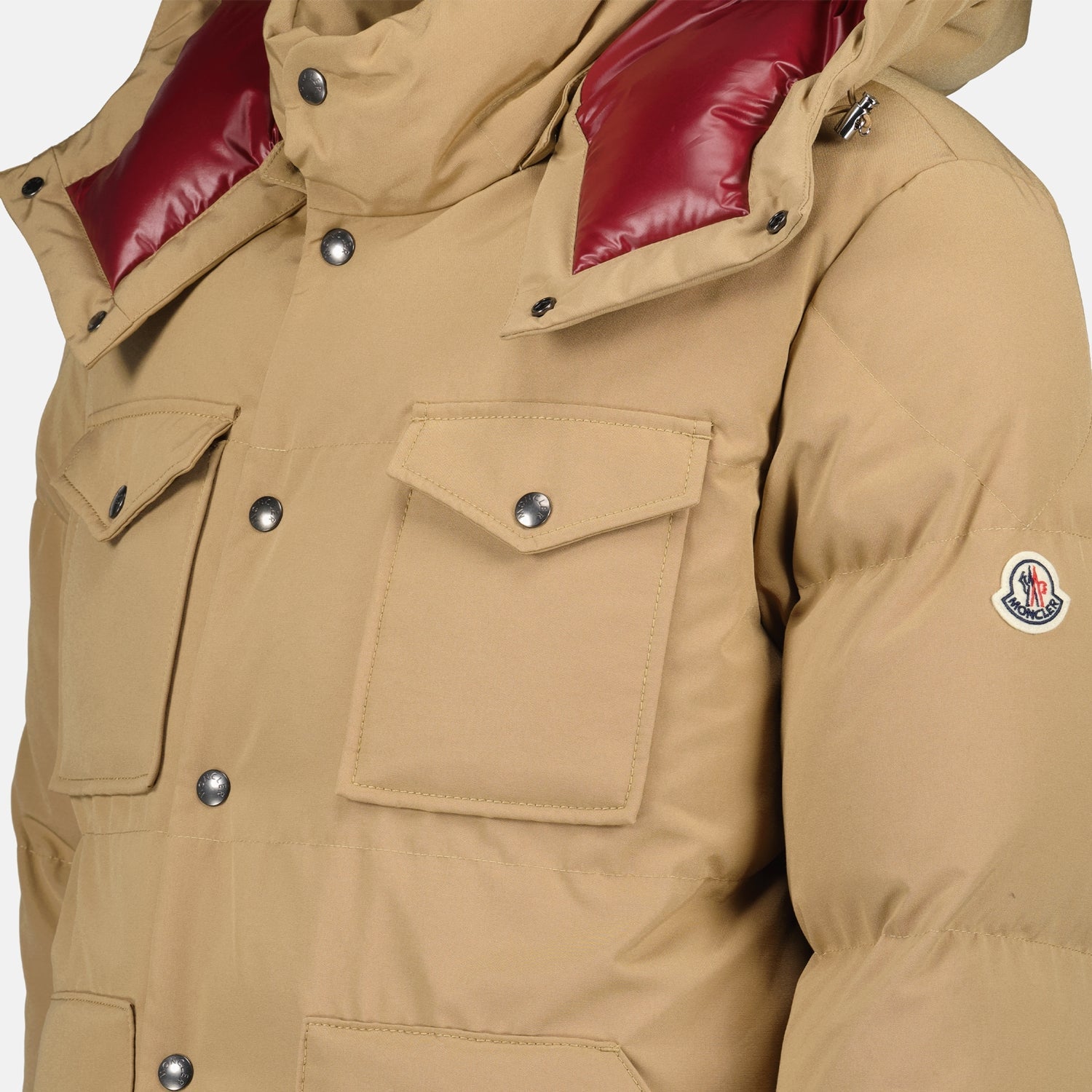Imagem do casaco de penas bege camelo da Moncler para homens - Temporada Outono-Inverno 2024 - Detalhe 5