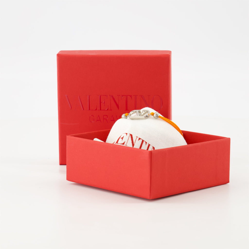 남성을 위한 발렌티노 가라바니의 오렌지 V로고 팔찌 코드 이미지 - 2025 봄-여름 시즌 - 디테일 뷰 1