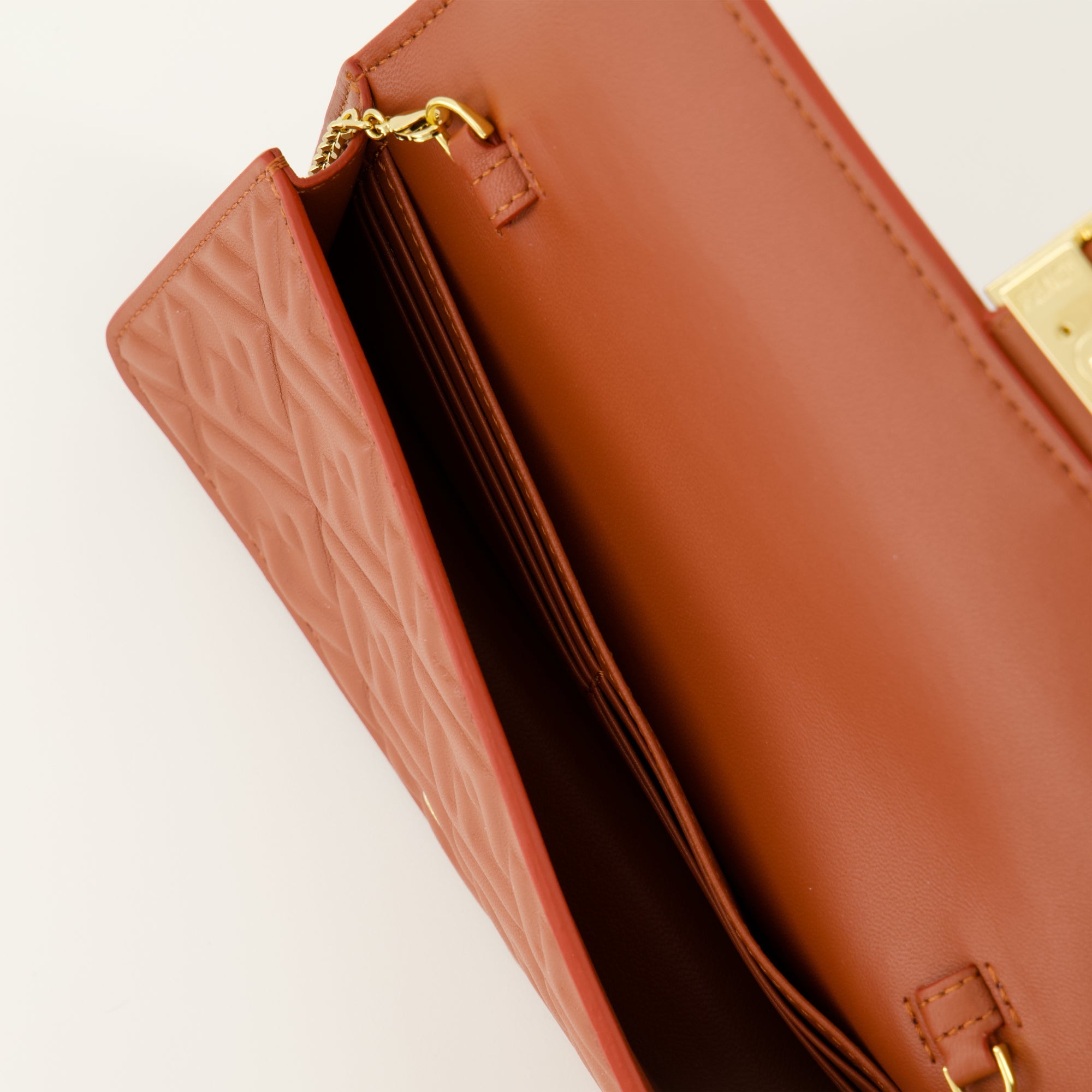 Imagem da carteira Baguette Chain da Fendi para mulheres - Temporada Outono-Inverno 2025 - Detalhe 1