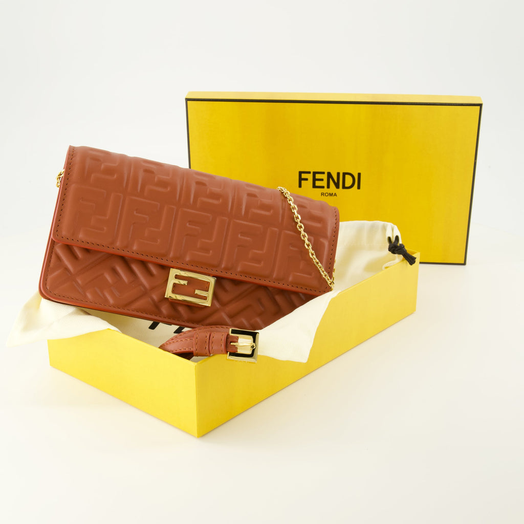 Imagem da carteira Baguette Chain da Fendi para mulheres - Temporada Outono-Inverno 2025 - Detalhe 2